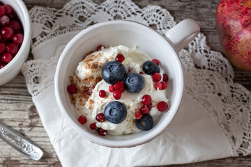 Cottage cheese with ground flax seeds and blueberries