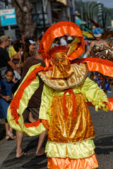 Déguisement en orange au défilé du carnaval de Cayenne en Guyane française