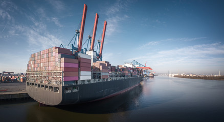Luftaufnahme eines Containerterminals im Hamburger Hafen