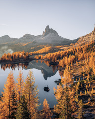 Bergsee im Herbst