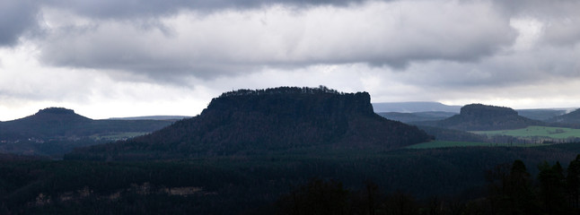 Der Lilienstein unter stürmischen Himmel, Panorama, Sächsische Schweiz, Deutschland