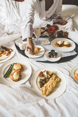 Plato de comida en la cama