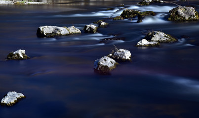 Trittsteine im Wasser eines Flusses