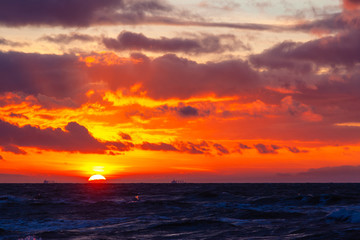 Obraz premium picturesque seascape with colorful clouds and bright sunshine during sunset