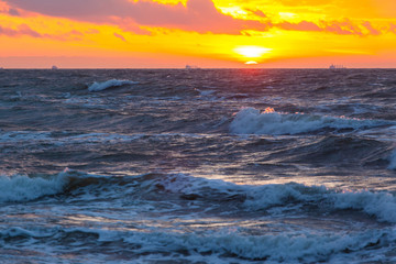 Obraz premium picturesque seascape with colorful clouds and bright sunshine during sunset