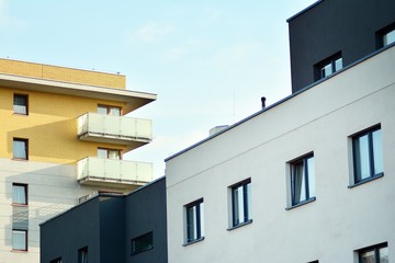 Obraz premium Modern white building with balcony on a blue sky