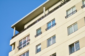 Fototapeta na wymiar Modern white building with balcony on a blue sky