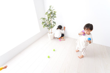 元気よく遊ぶ子どもたち