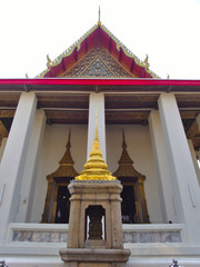 Wat Phra Chetuphon(Wat Pho), is located behind the splendid Temple of the Emerald Buddha.