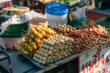 Bangkok street food has many delicious dishes and many kinds of dishes to choose from, such as Thai Curry, Tamarind, Tom Yam, Shrimp, Pork, Thai. The sweet food of Thailand.