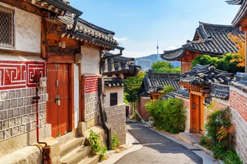 Fototapeten Fantastischer Blick auf die alte schmale Straße und die traditionellen koreanischen Häuser © efired