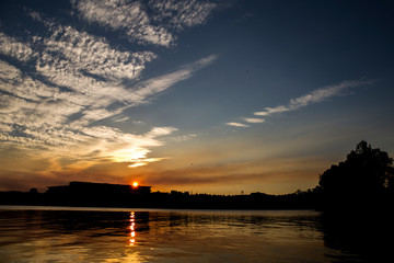 Naklejka premium Beautiful Sunset sits on the lake