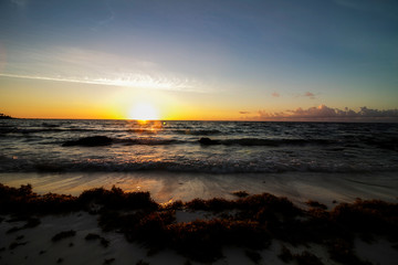 Obraz premium Sunrise on riviera maya, Mexico