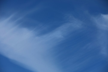 Naklejka na ściany i meble Blauer Himmel und Wolken Hintergrund