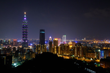 Fototapeta premium Best view of Taipei night cityscape from Elephant Mountain trail, Taiwan
