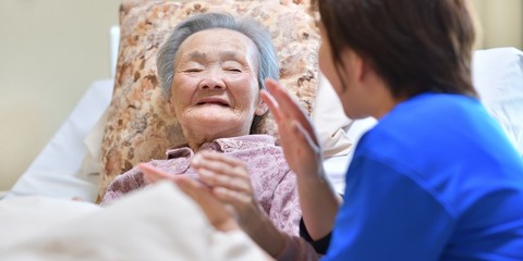老人介護施設・ベットの母