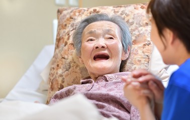 老人介護施設・ベットの母