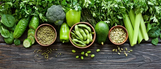 Fotobehang Verscheidenheid aan groene groenten en peulvruchten. Schoon etend voedselconcept © Anna Puzatykh