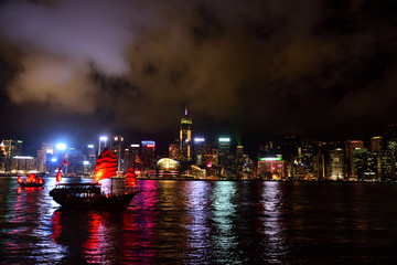 Naklejka premium Junk Boat Hong Kong Night Cityscape Symfony Of Lights