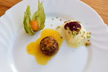 dessert aus getrockneten feigen, pistazien und honig