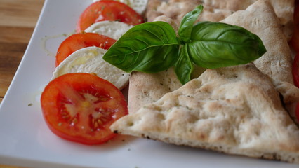 Pizza italiana su tavolo in legno