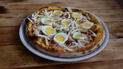 Pizza italiana su tavolo in legno