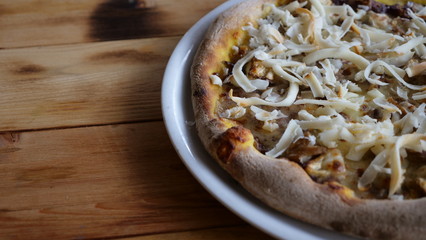 Pizza italiana su tavolo in legno