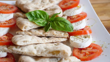 Pizza italiana su tavolo in legno