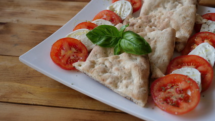 Pizza italiana su tavolo in legno