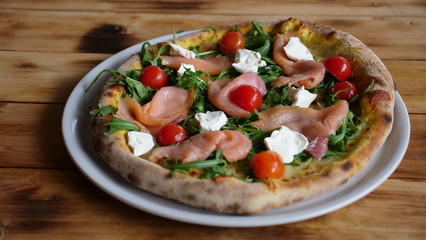 Pizza italiana su tavolo in legno