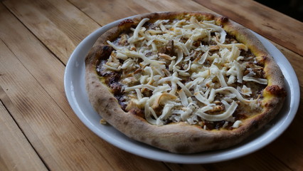 Pizza italiana su tavolo in legno