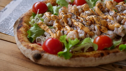 Pizza italiana su tavolo in legno