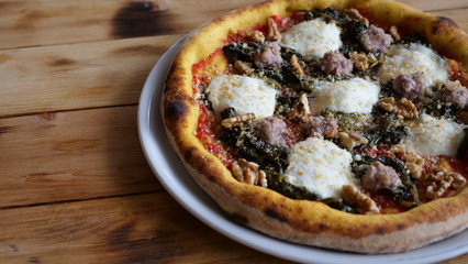 Pizza italiana su tavolo in legno