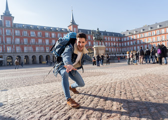 Heureux étudiant s& 39 amusant à Madrid, Espagne Europe. En surfant sur le concept du monde
