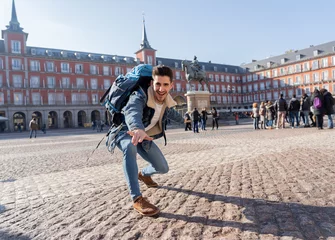 Cercles muraux Madrid Heureux étudiant s& 39 amusant à Madrid, Espagne Europe. En surfant sur le concept du monde