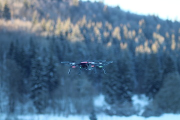 Drohne vor Winterwald