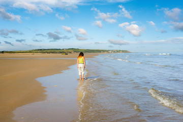 jeune femme se promenant sur les plages des Hauts-de-France