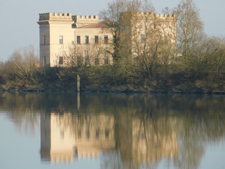 castello medievale sul fiume