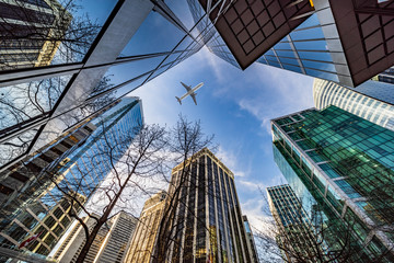 Naklejka premium jet plane flying over architecture