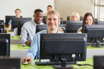 Studenten im Computer Seminar