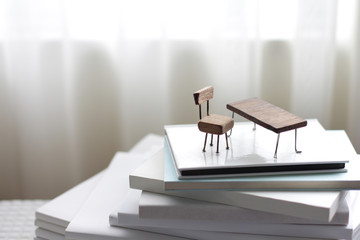 カーテン越しに光がさす窓辺の読書