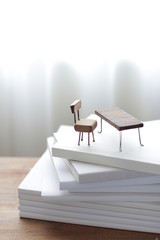 カーテン越しに光がさす窓辺の読書