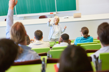 Student beantwortet Frage im Unterricht
