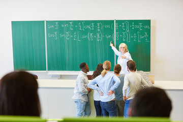 Dozentin in einer Mathematik Vorlesung