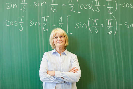Ältere Frau als Dozent und Mathelehrer
