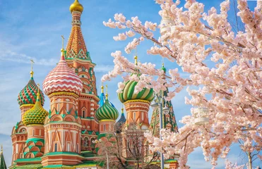 Foto op Plexiglas anti-reflex Moskou en St. Basil Cathedral op lentedag door bloeiende boom © Ruslan Gilmanshin