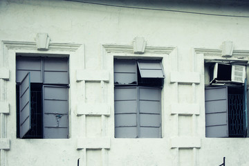Fototapeta na wymiar Window pattern in the old apartment building