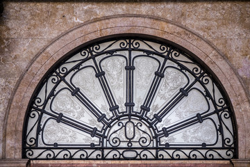 Fenêtre verrière en forme d'arc décorée