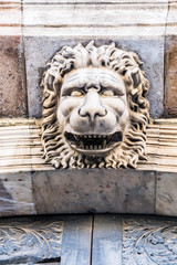 Sculpture tête de lion dans la pierre