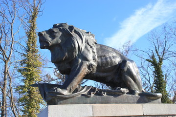 Blick auf eine Löwenstatue